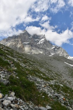 Matterhorn, Duca degli Abruzzi sığınağına tırmanırken görülen muhteşem bir dağ..