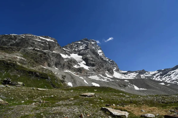 Matterhorn, Duca degli Abruzzi sığınağına tırmanırken görülen muhteşem bir dağ..