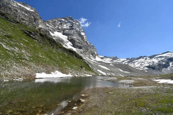 Matterhorn, Duca degli Abruzzi sığınağına tırmanırken görülen muhteşem bir dağ..