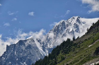 Mont Blanc, Gelincik Vadisi 'nden Bonatti sığınağına tırmanıyor..