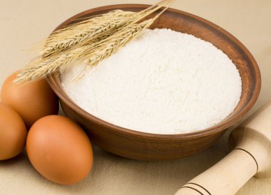 un, yumurta, un ve buğday kulak tableclot ile kil plaka