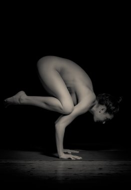 Kadın performans gösteren Yoga teşkil