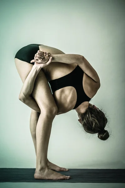 Женщина в позе йоги — стоковое фото