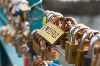 Aşk kilitleri Bakewell, Derbyshire, İngiltere'de Bridge'de Wye Nehri üzerinde