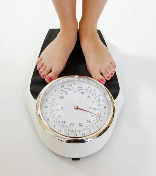 Female feet on weighing scales — Stock Photo, Image