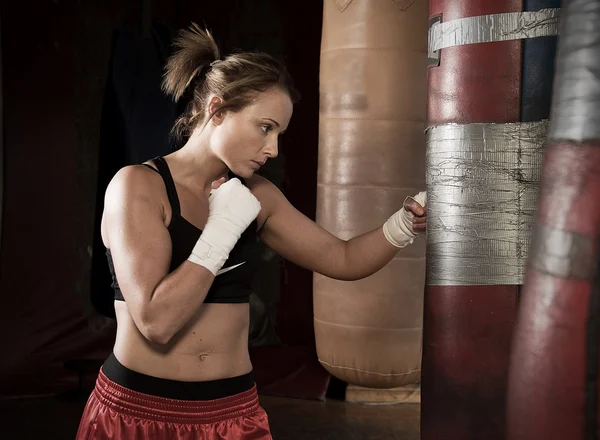 Kobieta bokser i Walnij torba — Zdjęcie stockowe