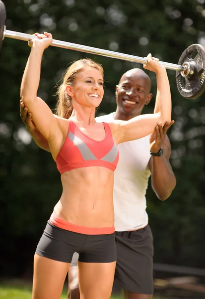 Männlicher Personal Trainer mit Klient — Stockfoto