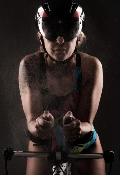 Kobiece Triathlete na rowerze — Zdjęcie stockowe