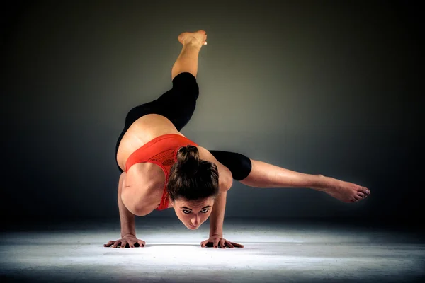 Practicando yoga femenino — Foto de Stock