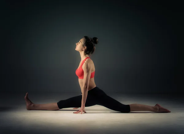 Vrouwelijke beoefenen van yoga — Stockfoto