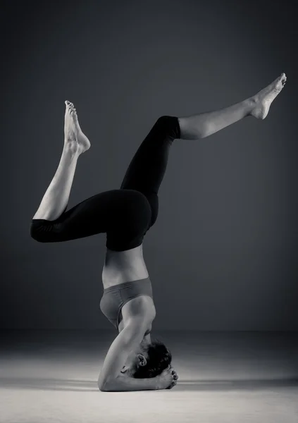 Practicando yoga femenino — Foto de Stock