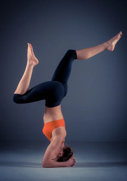 Practicando yoga femenino — Foto de Stock