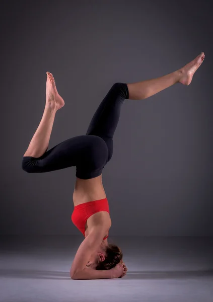 Vrouwelijke beoefenen van yoga — Stockfoto