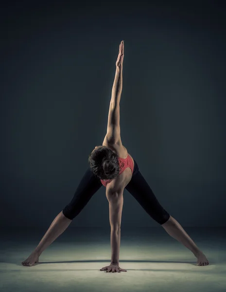 Ejercicio femenino de yoga — Foto de Stock