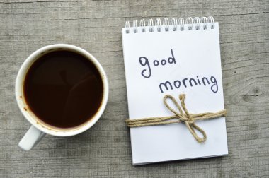 E-book.Notepad,reading bardak, fincan sıcak kahve ahşap arka plan üzerinde.