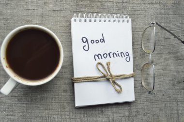 E-book.Notepad,reading bardak, fincan sıcak kahve ahşap arka plan üzerinde.