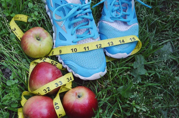 Zapatillas de deporte, centímetro, manzanas rojas, pérdida de peso, correr, comer sano, estilo de vida saludable concep — Foto de Stock