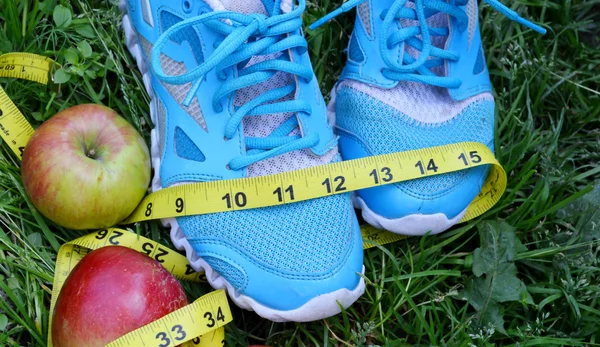 Sapatilhas, centímetro, maçãs vermelhas, perda de peso, corrida, alimentação saudável, estilo de vida saudável — Fotografia de Stock