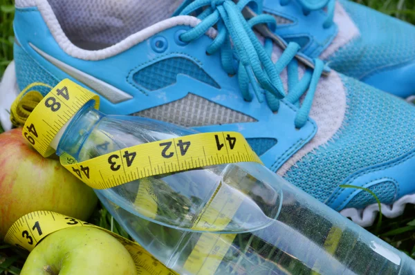 Turnschuhe, Zentimeter, rote Äpfel, Gewichtsverlust, Laufen, gesunde Ernährung, gesunder Lebensstil — Stockfoto