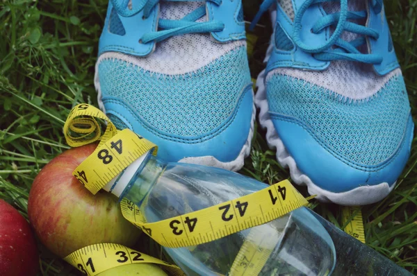 Turnschuhe, Zentimeter, rote Äpfel, Gewichtsverlust, Laufen, gesunde Ernährung, gesunder Lebensstil — Stockfoto