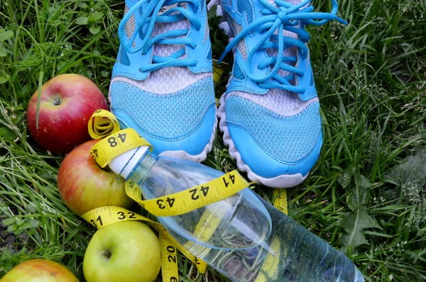 Turnschuhe, Zentimeter, rote Äpfel, Gewichtsverlust, Laufen, gesunde Ernährung, gesunder Lebensstil — Stockfoto