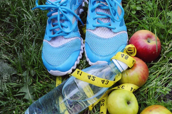 Turnschuhe, Zentimeter, rote Äpfel, Gewichtsverlust, Laufen, gesunde Ernährung, gesunder Lebensstil — Stockfoto