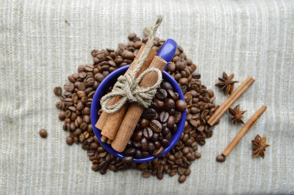 Uma xícara quente de café, grãos de café, bloco de notas, canela, especiarias — Fotografia de Stock