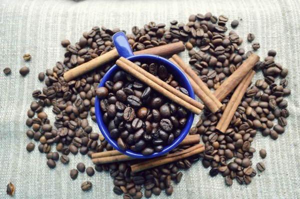 Une tasse chaude de café, grains de café, bloc-notes, cannelle, épices — Photo
