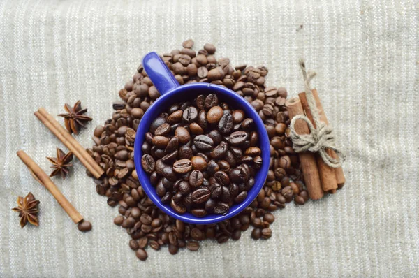 Uma xícara quente de café, grãos de café, bloco de notas, canela, especiarias — Fotografia de Stock