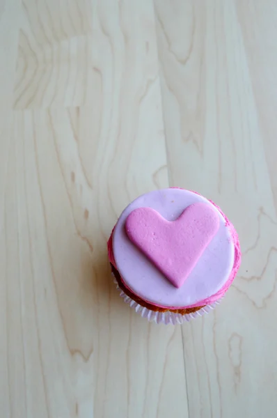 Magdalenas rosadas, con crema, decoradas con corazones, San Valentín, Día Internacional de la Mujer, amor. Bloc de notas. San Valentín, carta de amor — Foto de Stock