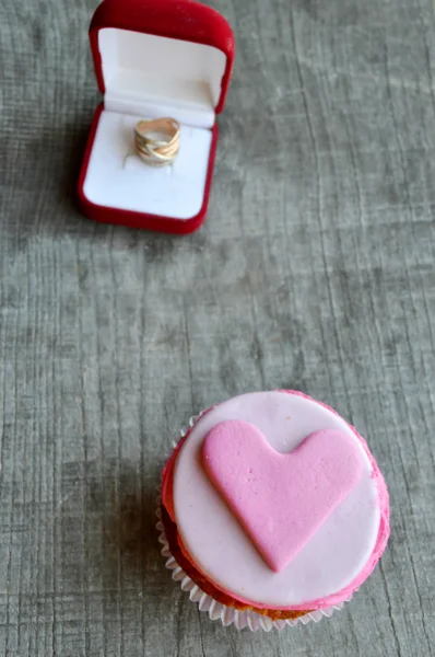 Cupcake rosa, con crema, decorato con cuori, San Valentino, giorno della donna internazionale, amo.Notepad.Valentine, lettera d'amore — Foto Stock