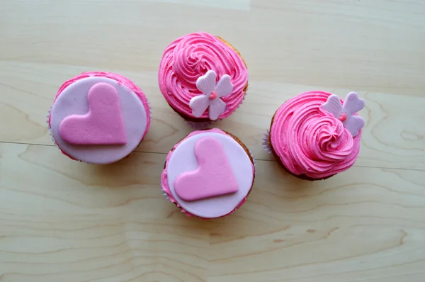 Pink cupcakes, with cream, decorated with hearts, Valentine 's day, international women' s day, love.Notepad.Valentine, love letter — стоковое фото