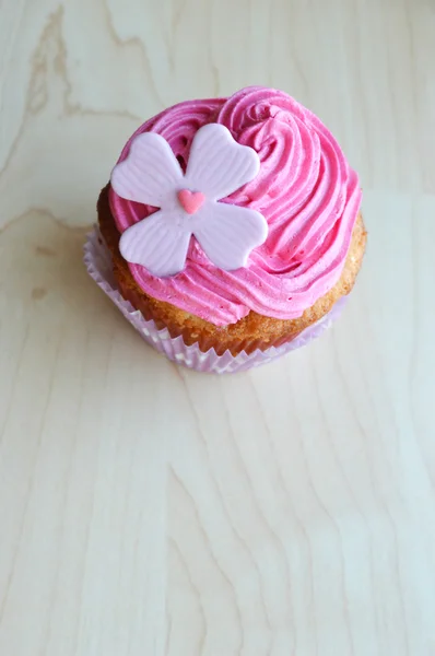 Rosa cupcakes, grädde, dekorerad med hjärtan, alla hjärtans dag, internationella kvinnodagen, kärlek. Notepad.Valentine,love brev — Stockfoto