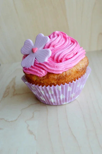 Cupcake rosa, con crema, decorato con cuori, San Valentino, giorno della donna internazionale, amo.Notepad.Valentine, lettera d'amore — Foto Stock