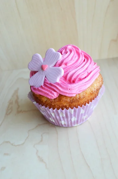 Pink cupcakes, with cream, decorated with hearts, Valentine 's day, international women' s day, love.Notepad.Valentine, love letter — стоковое фото