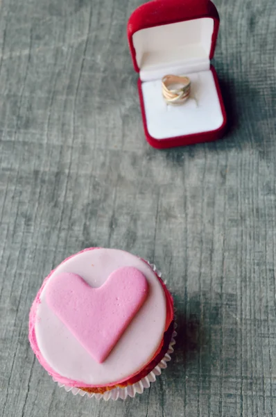 Magdalenas rosadas, con crema, decoradas con corazones, San Valentín, Día Internacional de la Mujer, amor. Bloc de notas. San Valentín, carta de amor — Foto de Stock