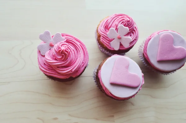 Pink cupcakes, with cream ,decorated with hearts,Valentine's day,international women's day,love.Notepad.Valentine,love letter — Stock Photo, Image