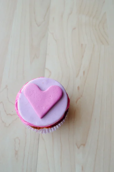 Rosa Cupcakes mit Sahne, verziert mit Herzen, Valentinstag, Internationaler Frauentag, Liebe.Notizblock — Stockfoto