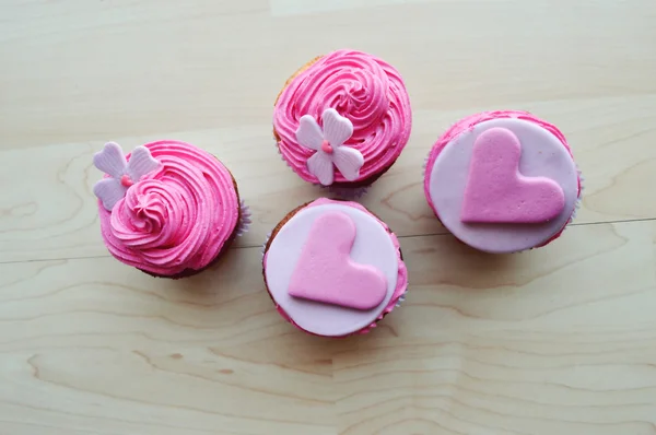 Magdalenas rosadas, con crema, decoradas con corazones, San Valentín, Día Internacional de la Mujer, amor. Bloc de notas — Foto de Stock