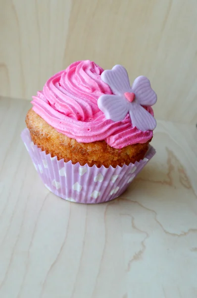 Cupcake rosa, con crema, decorati con cuori, San Valentino, giorno della donna internazionale, amore. — Foto Stock