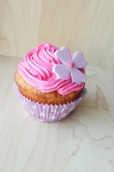 Cupcake rosa, con crema, decorati con cuori, San Valentino, giorno della donna internazionale, amore. — Foto Stock