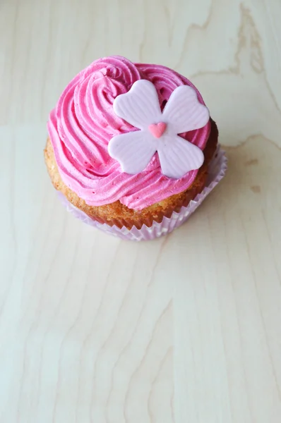 Cupcake rosa, con crema, decorati con cuori, San Valentino, giorno della donna internazionale, amore. — Foto Stock