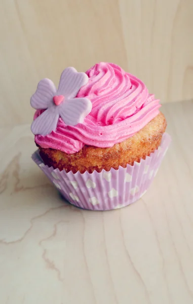 Cupcakes roses, à la crème, décorés avec des cœurs, Saint Valentin, Journée internationale de la femme, amour. — Photo