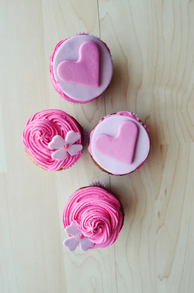 Magdalenas rosadas, con crema, decoradas con corazones, San Valentín, Día Internacional de la Mujer, amor. Bloc de notas — Foto de Stock