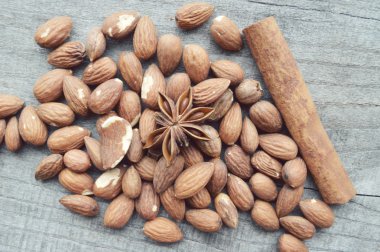 Ceviz, badem, fındık closeup ahşap arka plan üzerinde birçok fındık çeşitleri