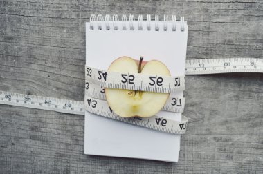 Bir ölçüm bandı, diyet, kilo kaybı