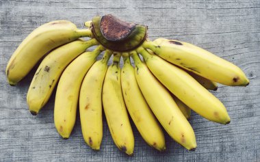 ahşap arka plan üzerinde muz