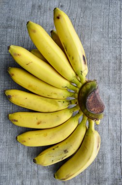 ahşap arka plan üzerinde muz