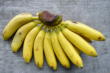 ahşap arka plan üzerinde muz