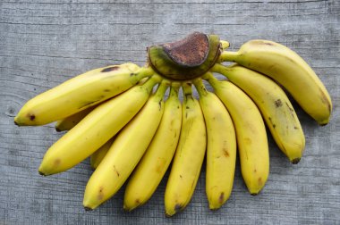 ahşap arka plan üzerinde muz